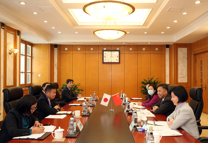 Gan Shaoning, deputy director of the State Intellectual Property Office, met with the outgoing and new director of the Beijing Representative Office of Japan Trade Promotion Agency in Beijing