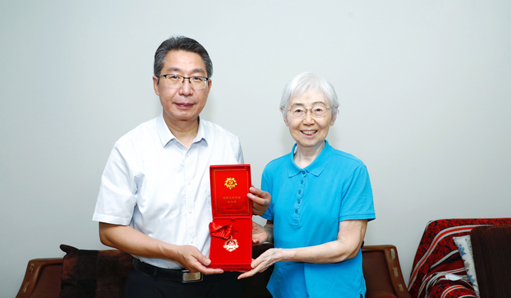 申長雨等局領導走訪慰問老黨員并頒發“光榮在黨50年”紀念章